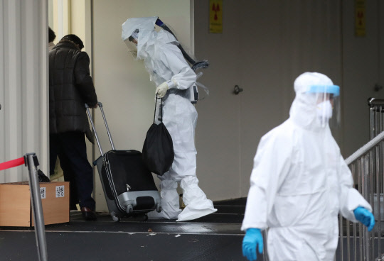 지난달 30일 서울 중랑구 서울특별시 서울의료원으로 환자가 이송되고 있다. <연합뉴스>